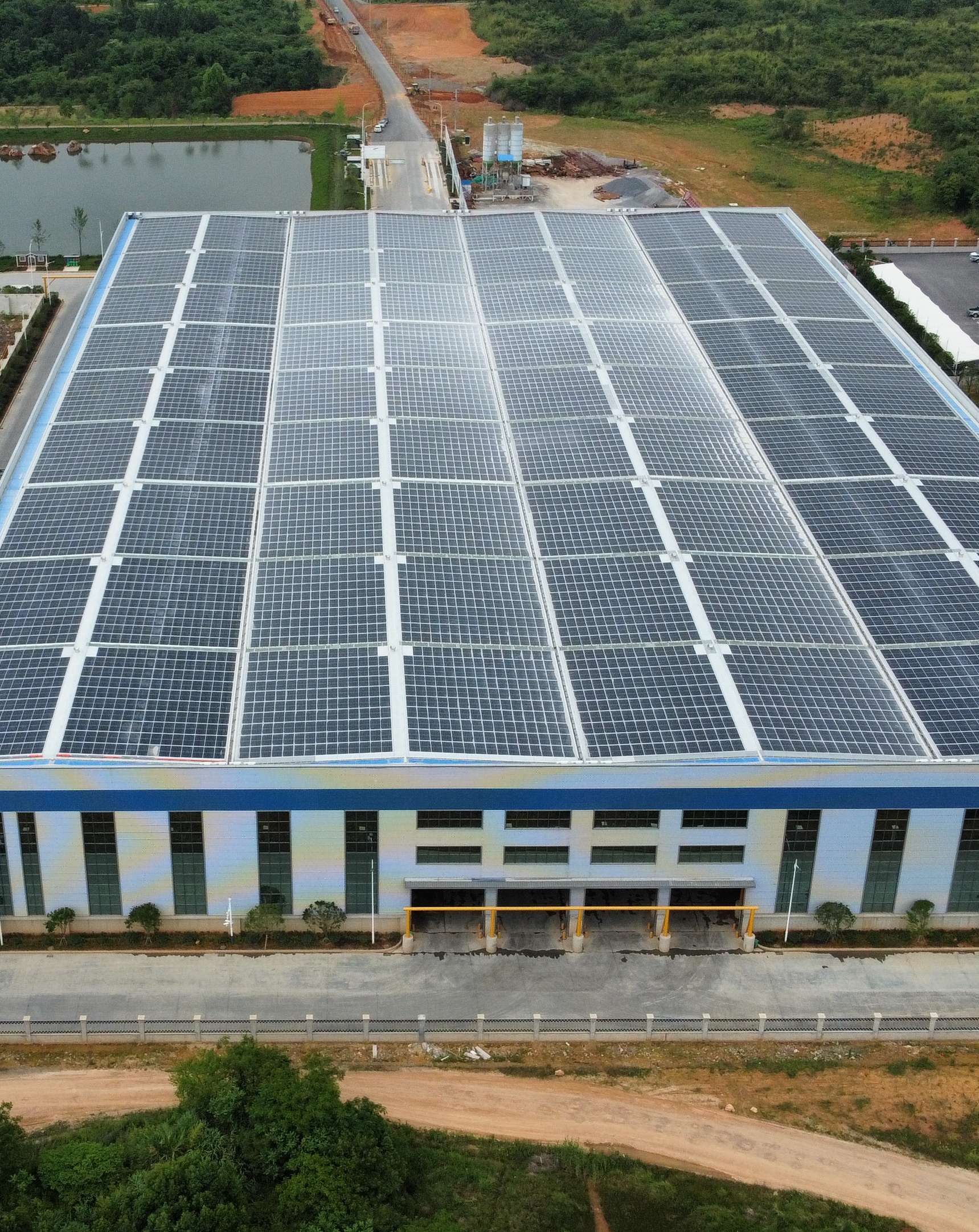 2022年4月，，，，安徽池州汇成物资4MW光伏发电BIPV项目，，，，年发电约400万度，，，，知足约40%用电需求.jpg
